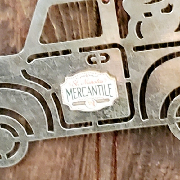 🌻5/$25🌻 Metal Farm Truck Ornament - Picture 2 of 2